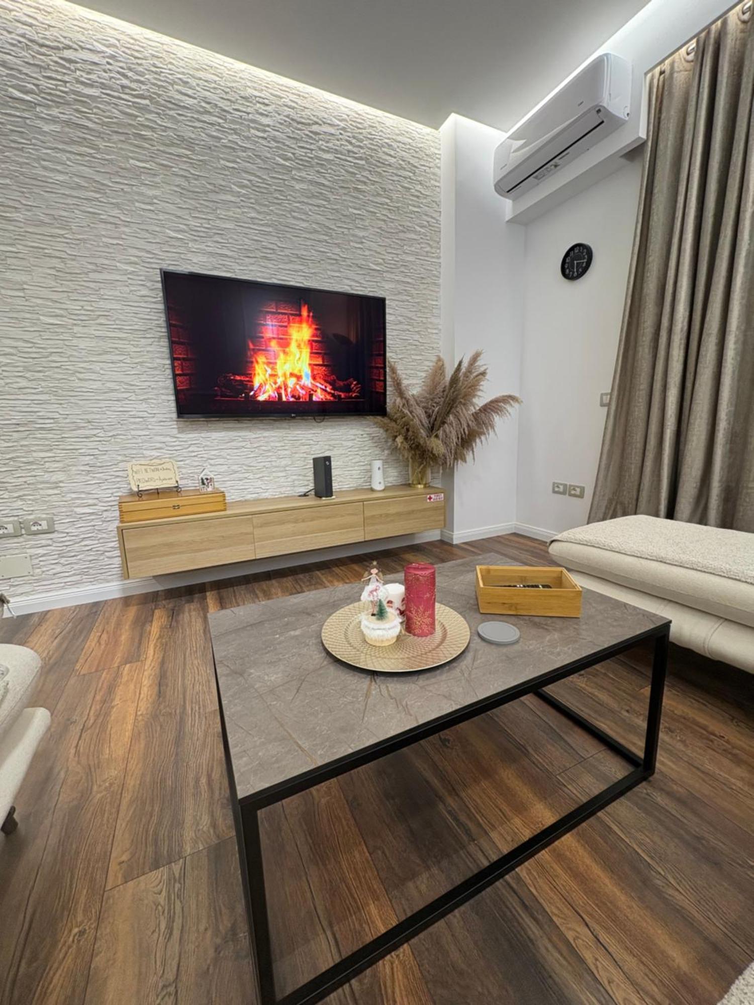 Alajs Apartament Vlorë Buitenkant foto